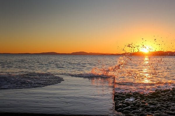 Quels sont les paysages naturels autour de la plage du Dramont ?